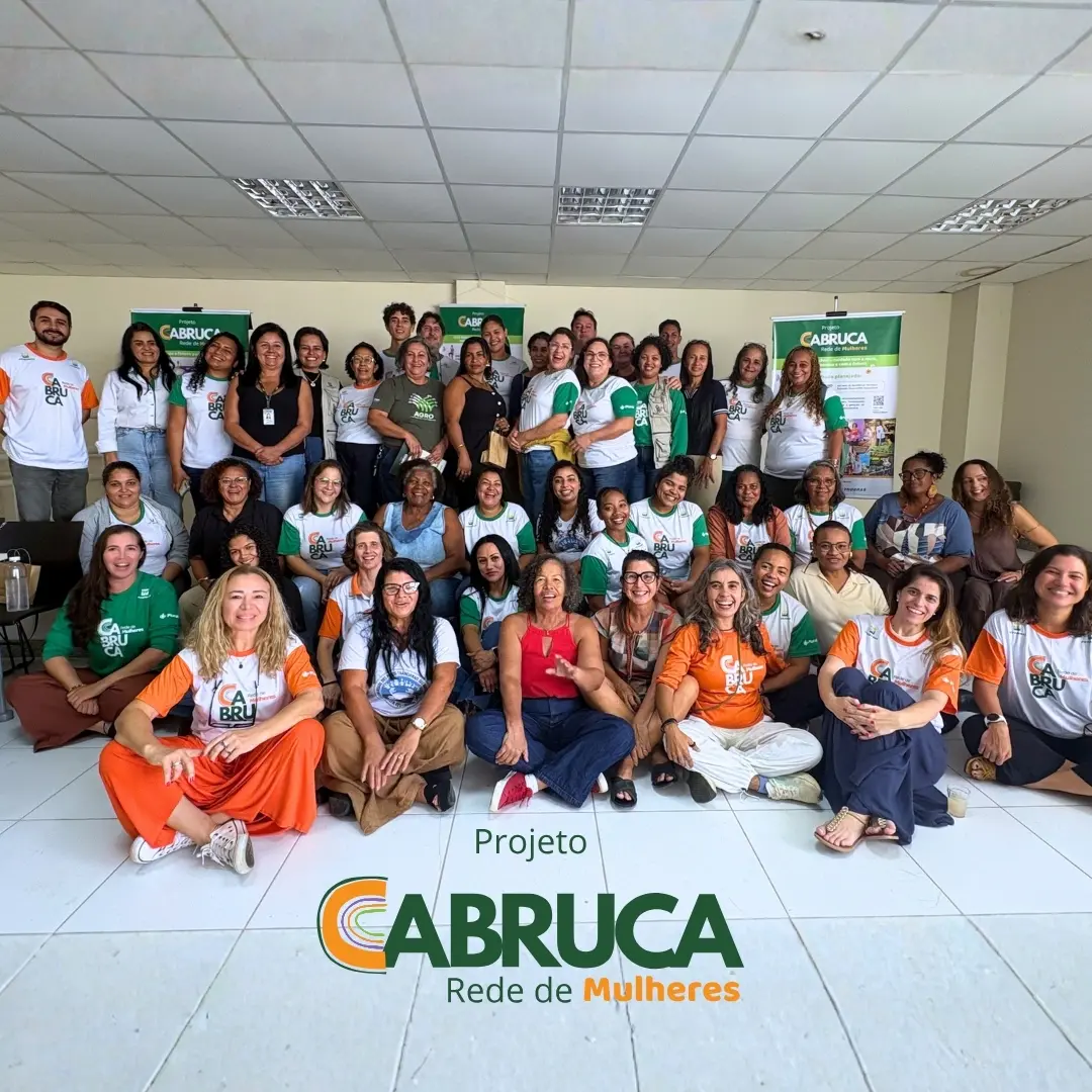 Mulheres na mesa de madeira